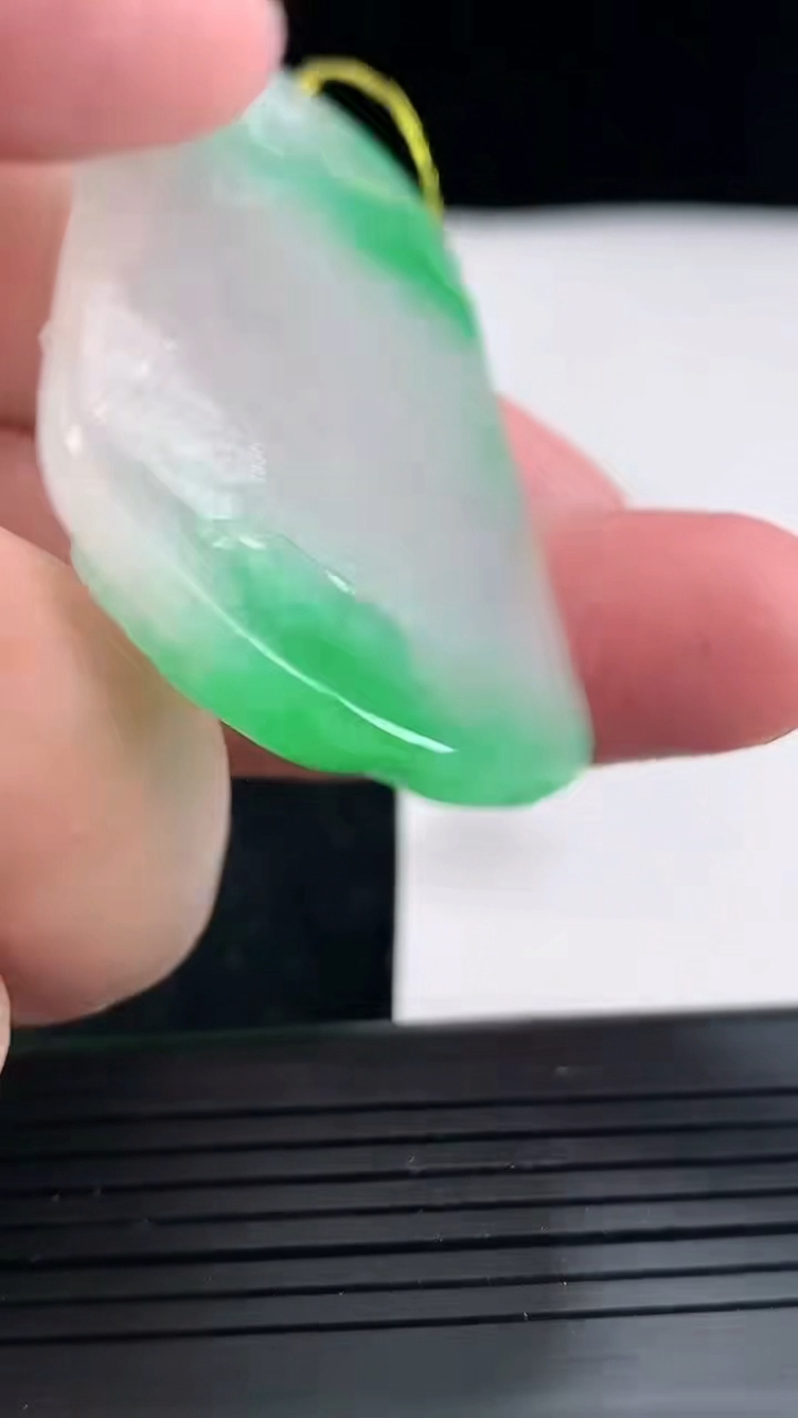 天然A货翡翠山水牌吊坠，尺寸76.6-34.5-7重量:14.08g
4月23日