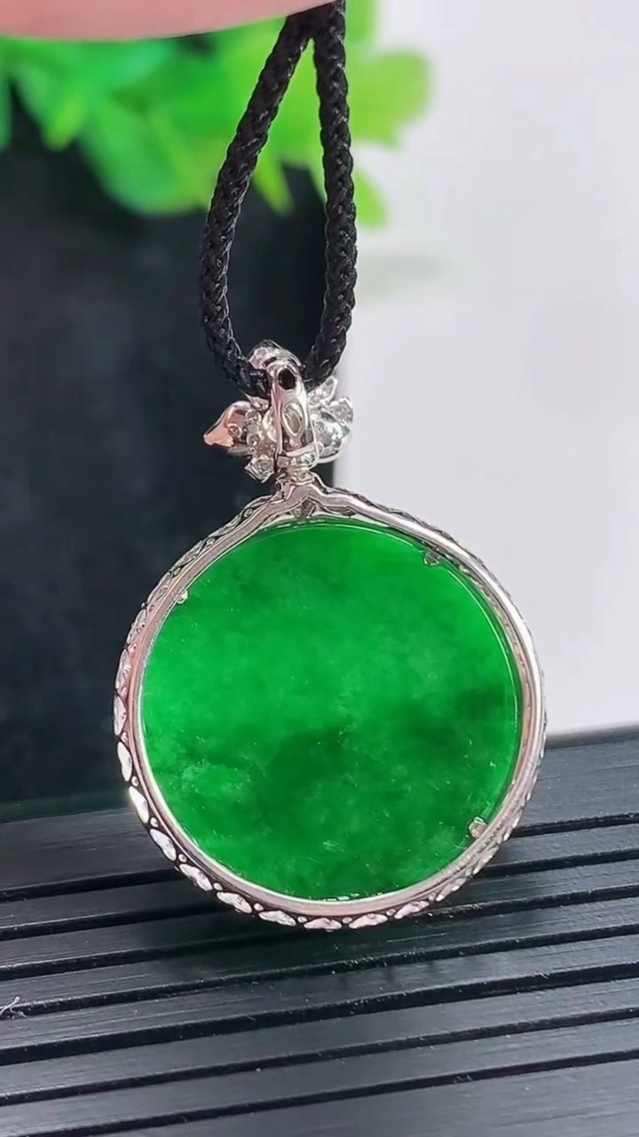 天然A货翡翠无事牌吊坠，尺寸31-22.5-5.5，裸石20重量:3.80g
4月23日