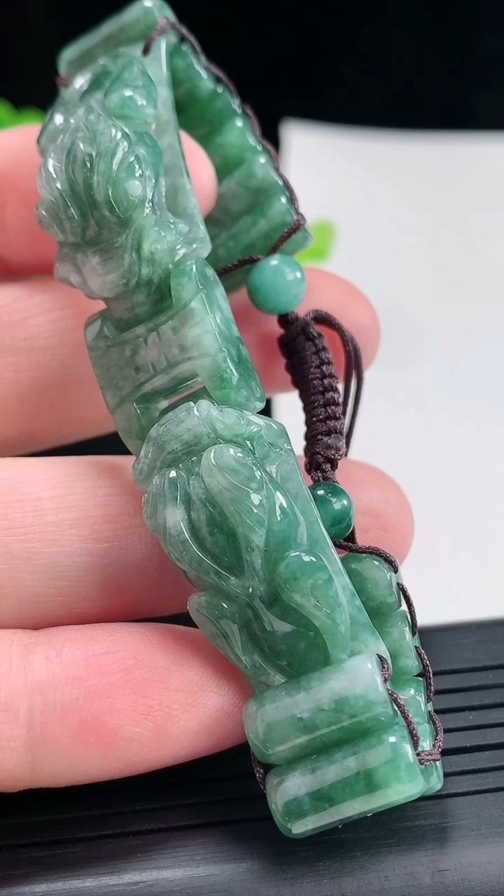 天然A货翡翠龙头手串，尺寸33-14-12.8重:37.37g974月23日
工厂直销收藏佳品,种好