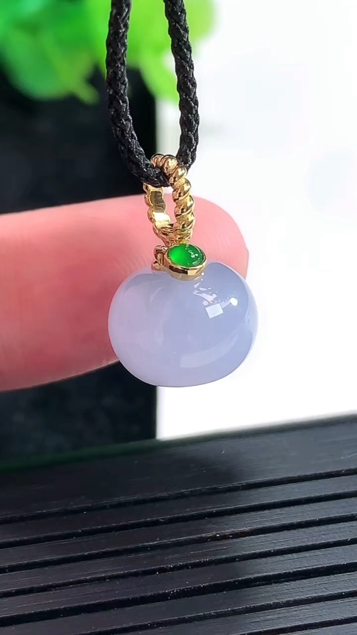 天然A货翡翠18k金紫罗兰圆珠吊坠，尺寸12-9重量:3.14g
4月23日