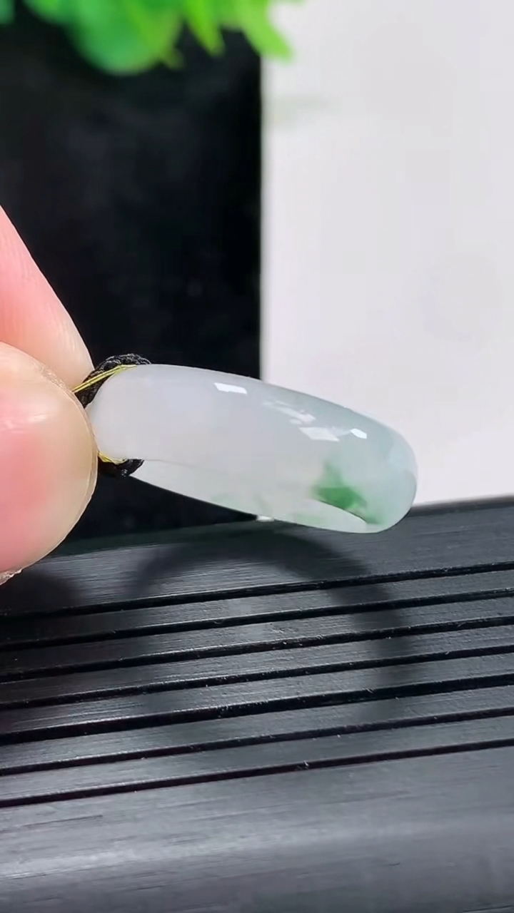 天然A货翡翠飘花玉指环戒指，尺寸16.5-6-2.8重量:2.99g2026年4月23日
工厂直销收藏佳品,种好水足，色泽均匀，有种有色，上手高大气！