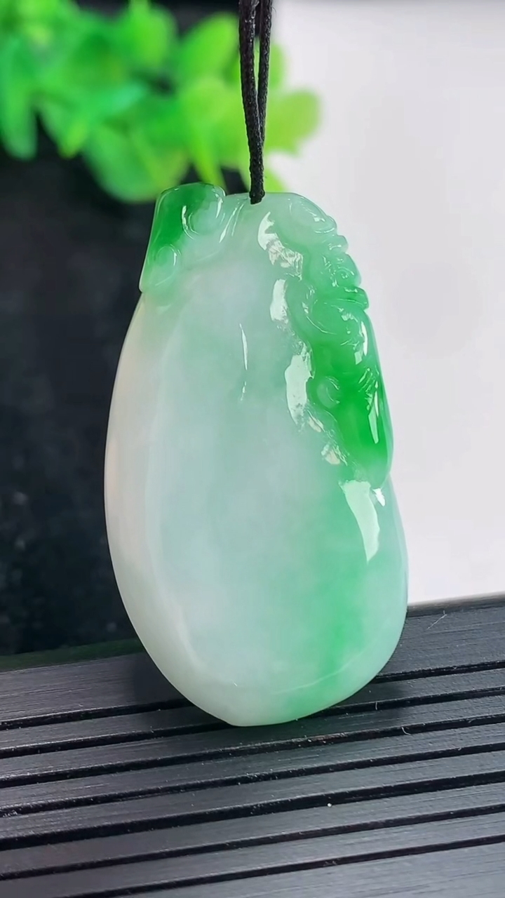 天然A货翡翠福瓜吊坠，尺寸41-22-6.8重量:13.90g
4月23日