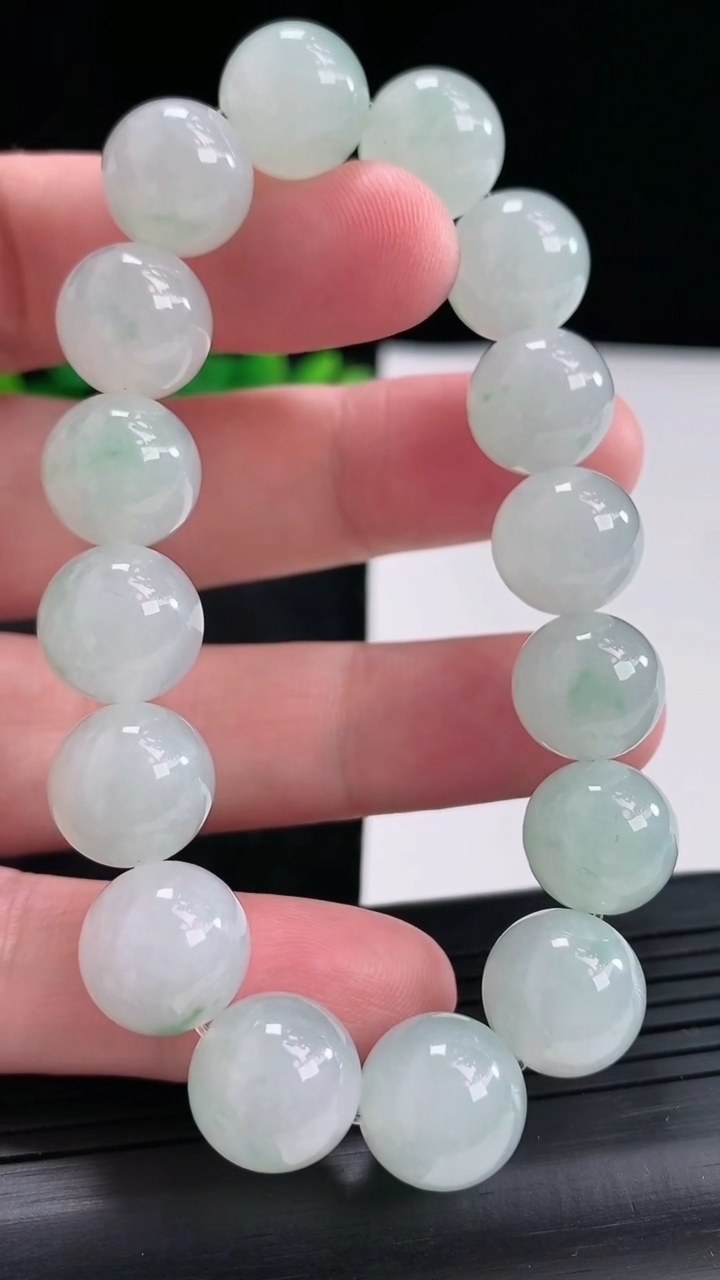 天然A货翡翠飘花圆珠手串，尺寸12-16颗重量:52.73g4月23日
工厂直销收藏佳品,种好水足，