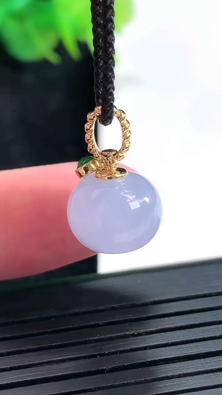 天然A货翡翠18k金紫罗兰圆珠吊坠，尺寸12-9重量:3.14g
4月23日