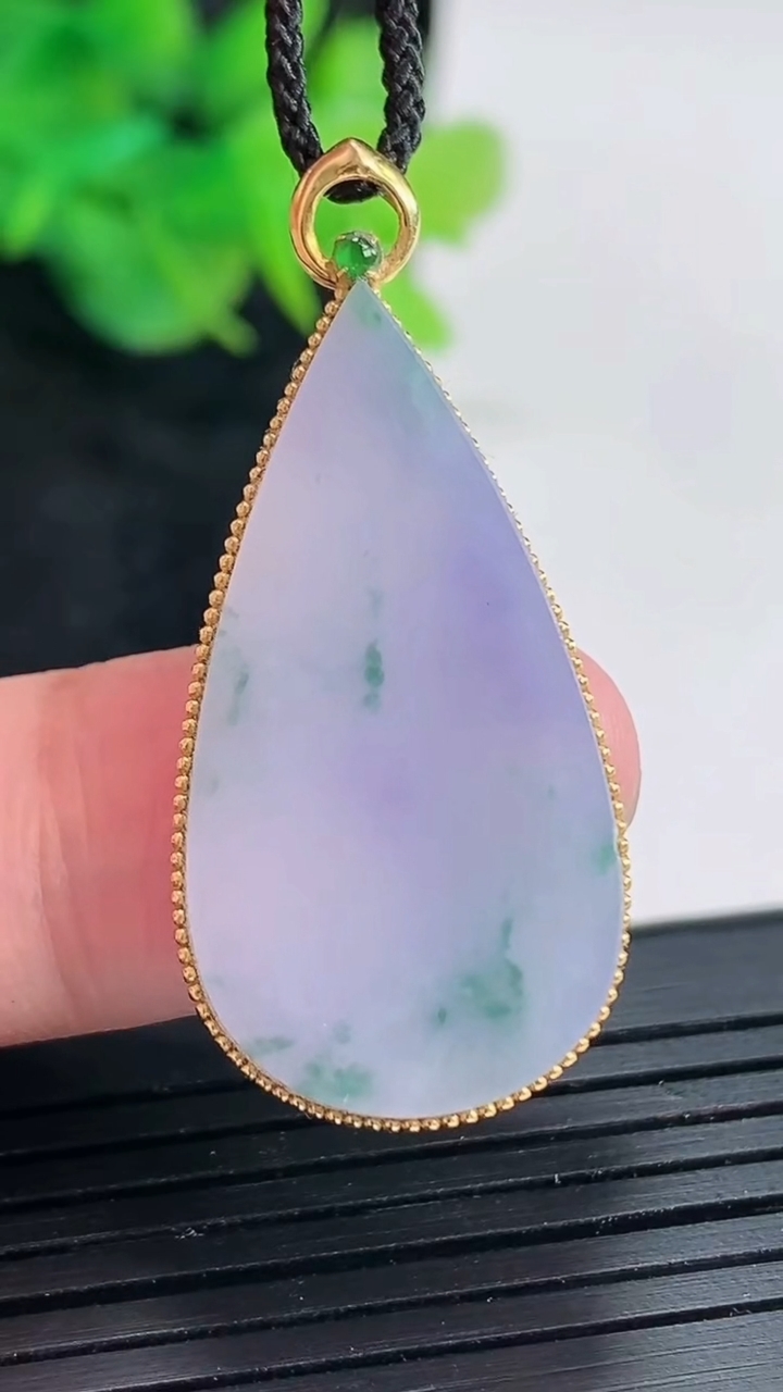 天然A货翡翠18k金紫罗兰飘花水滴吊坠，尺寸38.5-17-4，裸石32-16重量:5.26g
4月