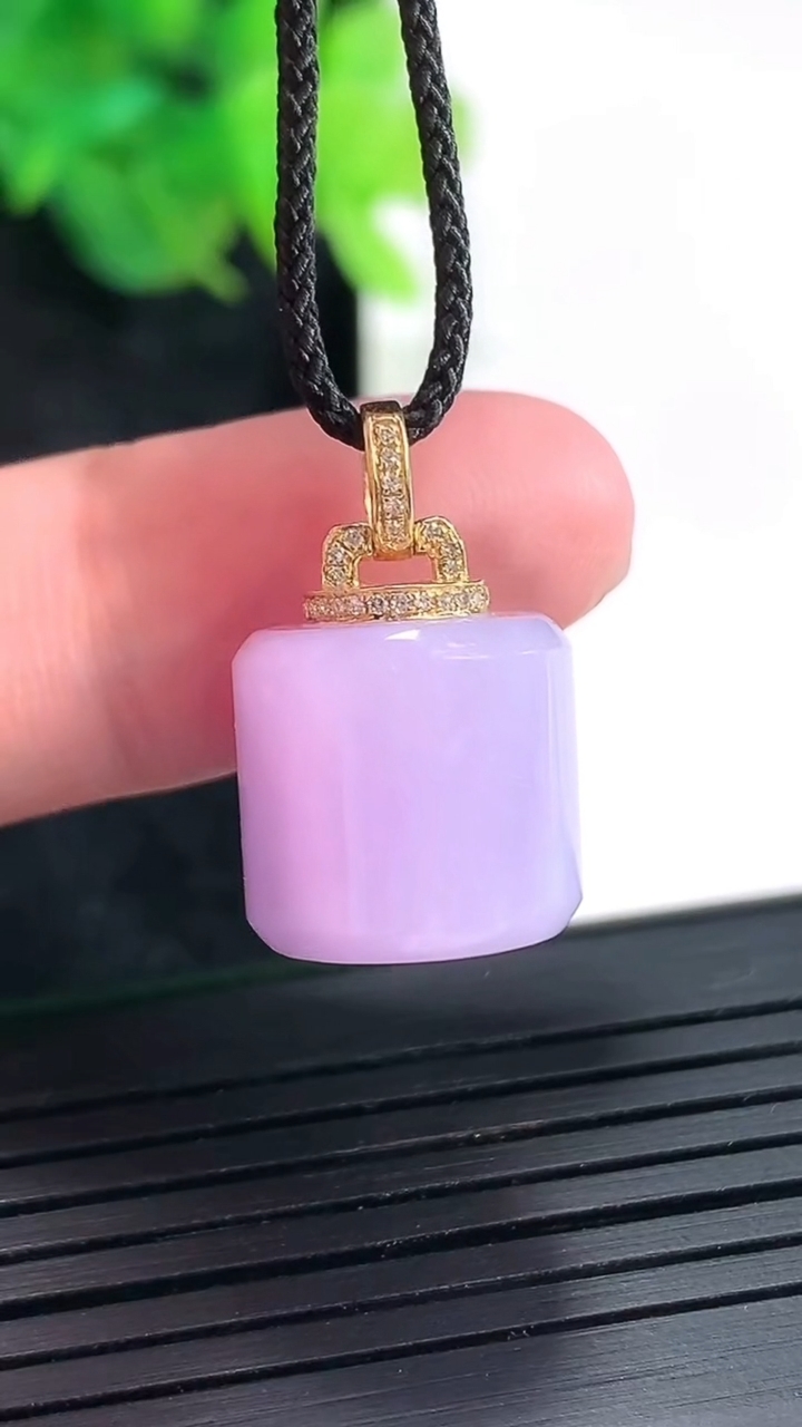 天然A货翡翠18k金紫罗兰路路通吊坠，尺寸12.5-13.5重量:6.54g
4月23日