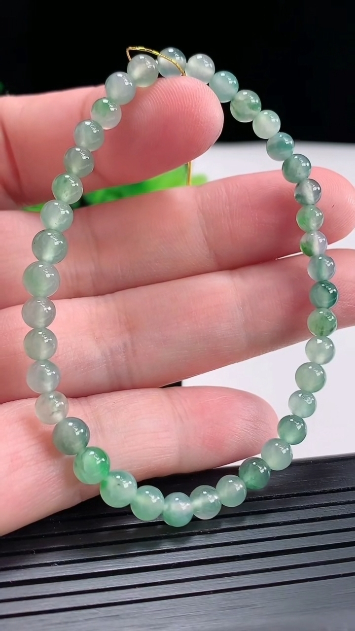 天然A货翡翠飘花圆珠手串，尺寸4.5-40颗重量:7.88g4月23日
工厂直销收藏佳品,种好水足，色泽均匀，有种有色，上手高大气！