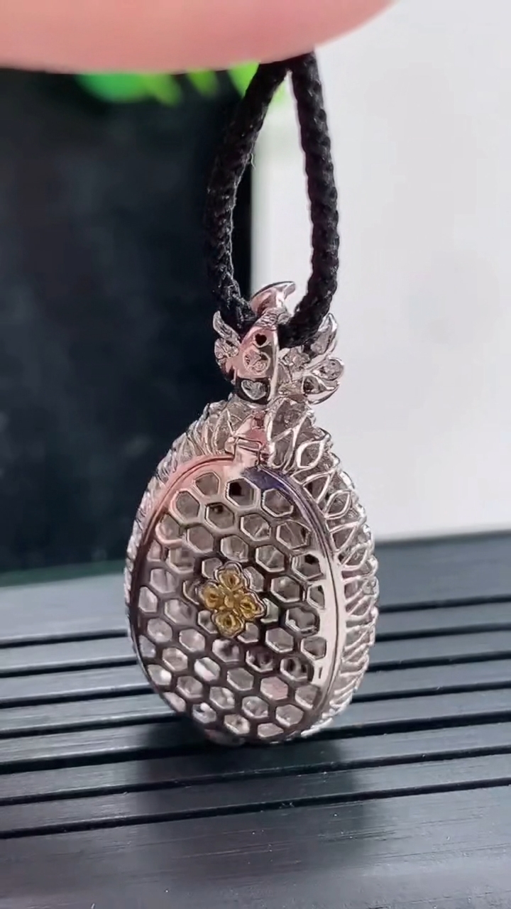 天然A货翡翠如意吊坠，尺寸30-16-6.6，裸石19-12重量:3.31g
4月23日