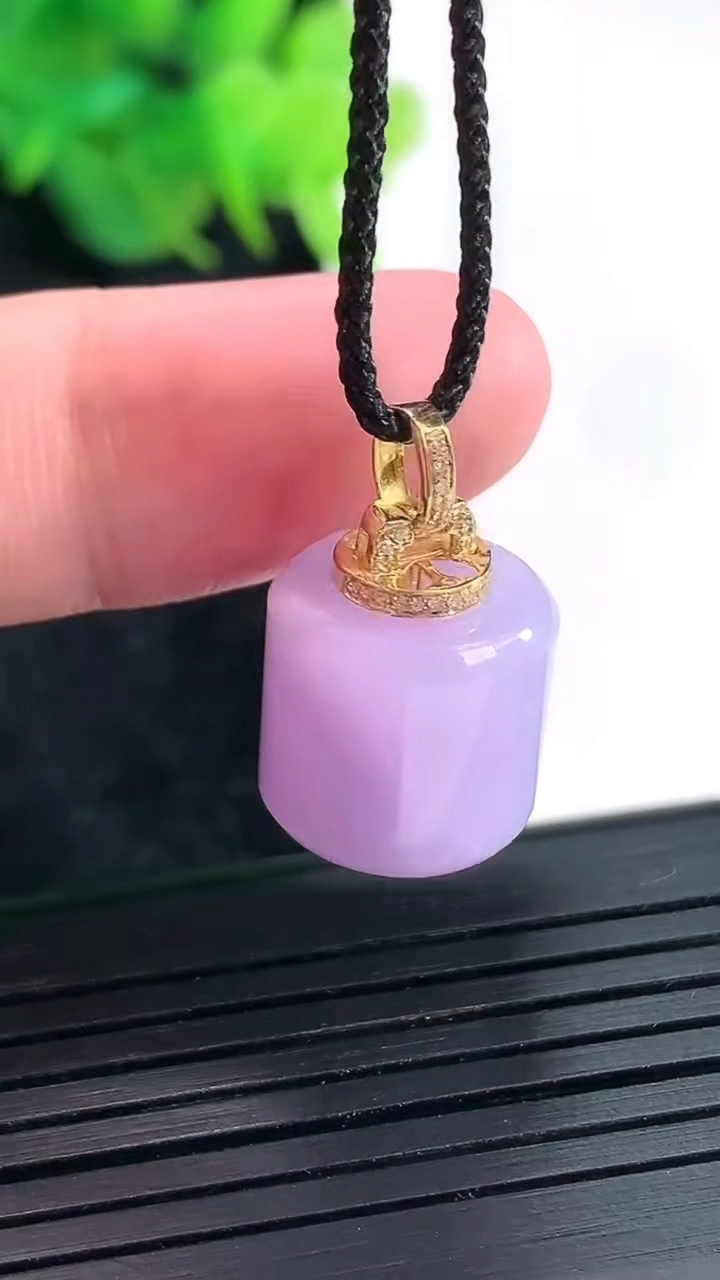 天然A货翡翠18k金紫罗兰路路通吊坠，尺寸12.5-13.5重量:6.54g
4月23日