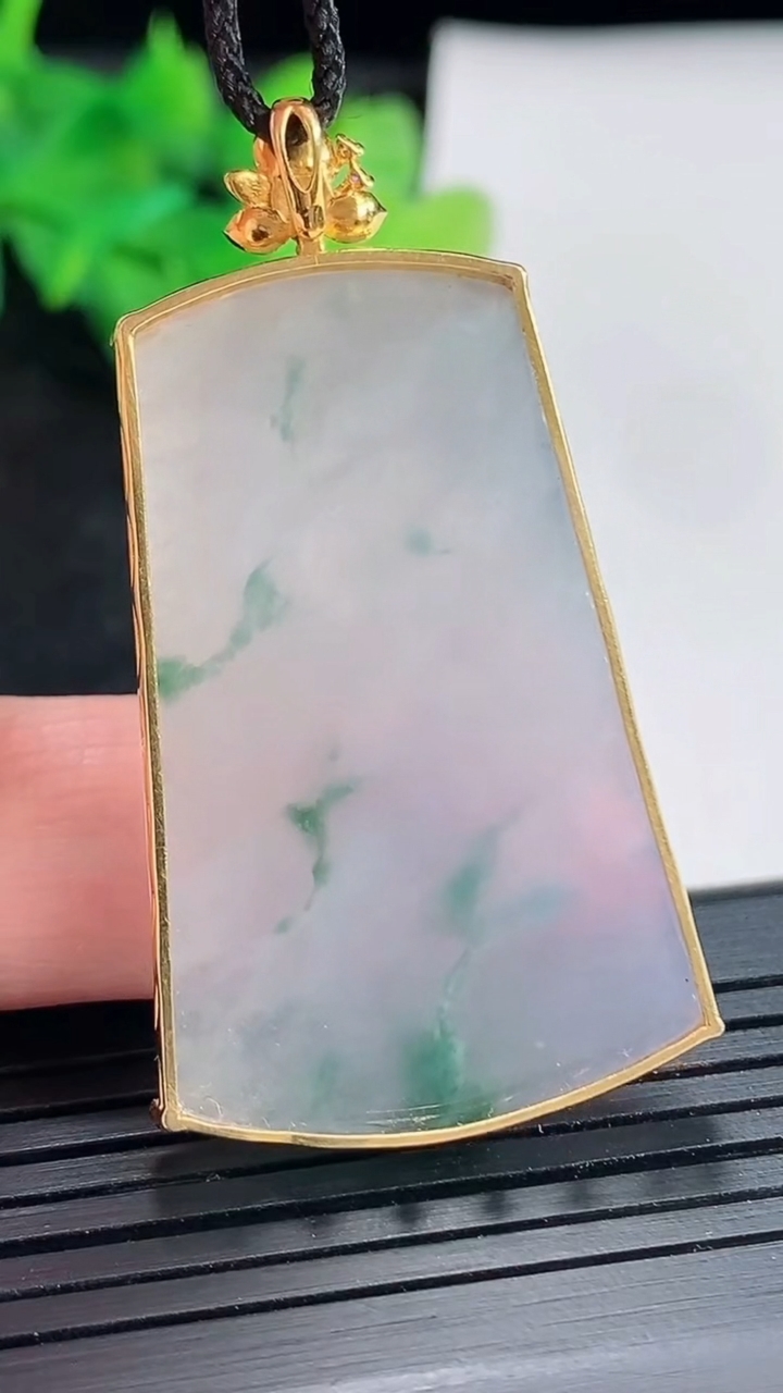 天然A货翡翠种紫罗兰飘花无事牌吊坠，尺寸48-27-5.5，裸石40-27重量:12.38g
4月23日