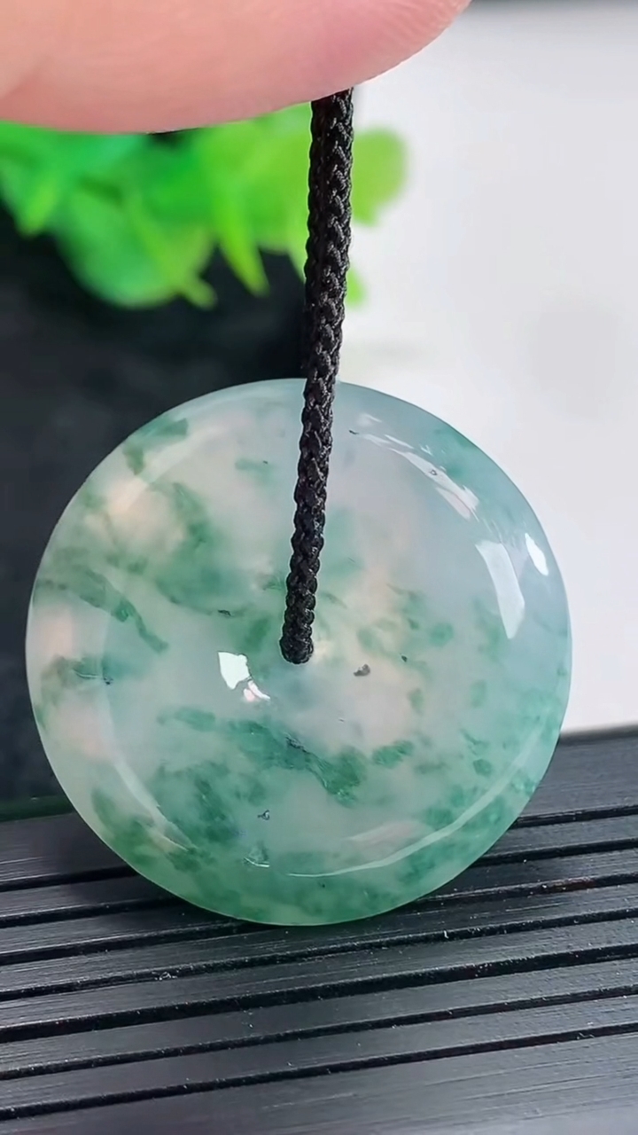 天然A货翡翠冰种飘花平安扣吊坠，尺寸30.5-6重量:11.25g
4月23日