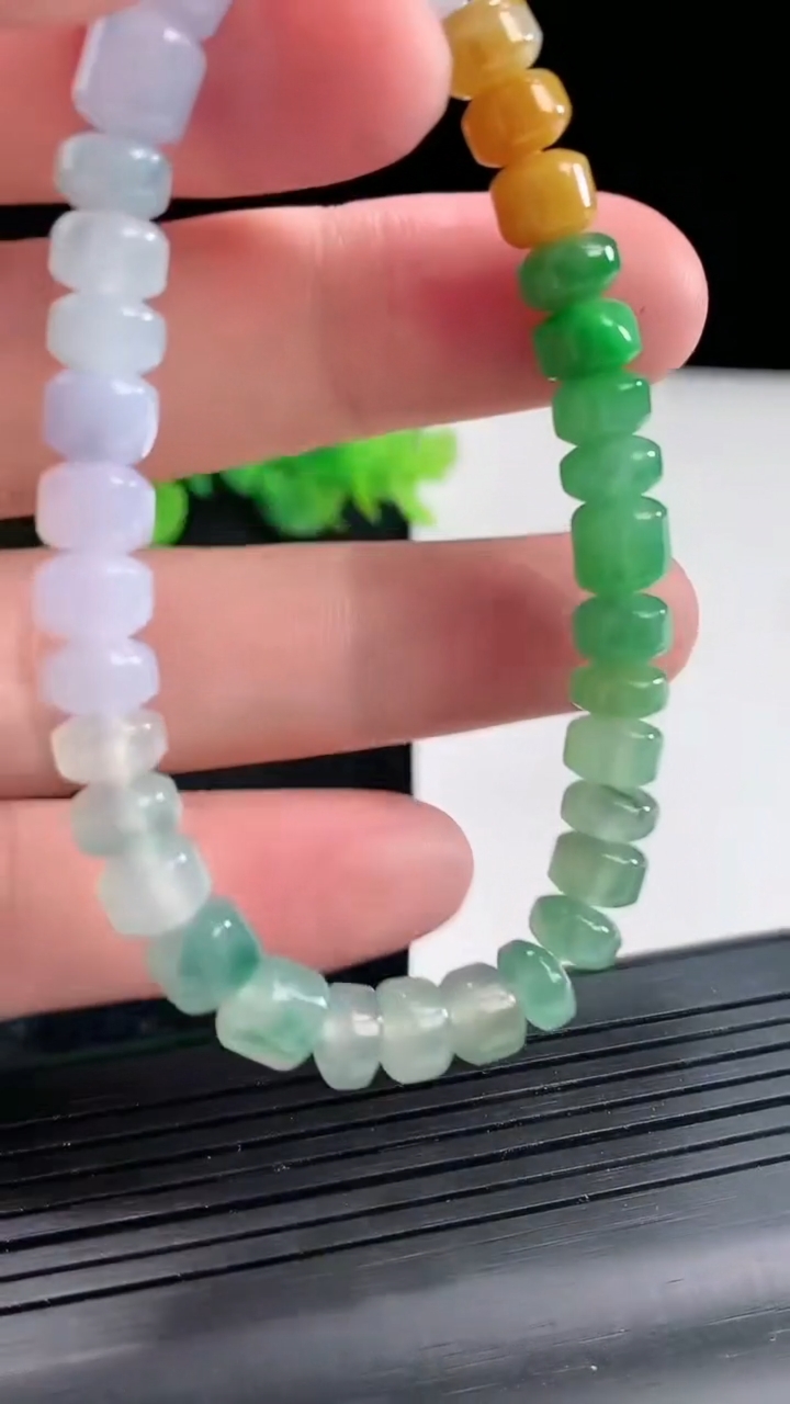 天然A货翡翠三彩路路通手串，尺寸7-6-35颗重量:18.70g4月23日
工厂直销收藏佳品,种好水足，色泽均匀，有种有色，上手高大气！