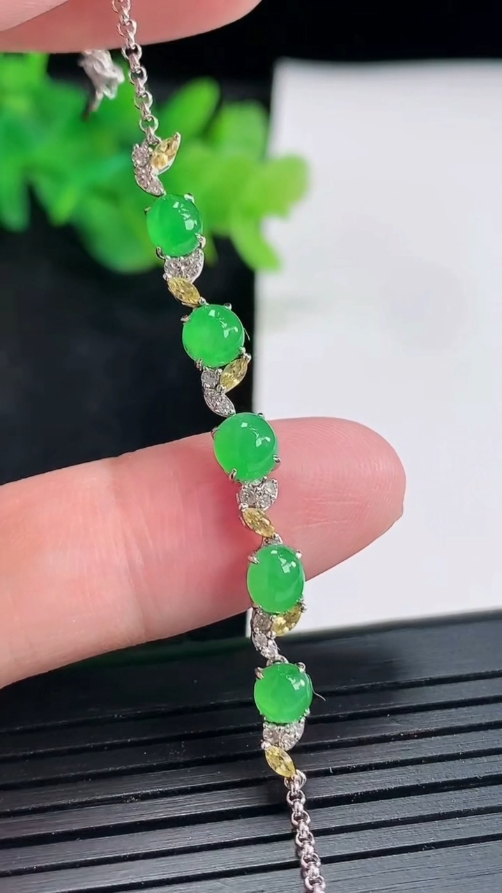 天然A货翡翠蛋面手链，尺寸5-4，含金厚4.3重量:3.23g
4月23日