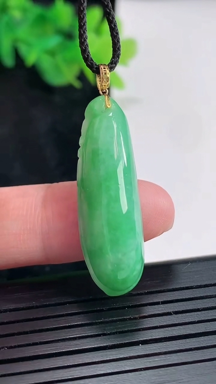 天然A货翡翠福瓜吊坠，尺寸33-11-8.2重量:5.87g
4月23日