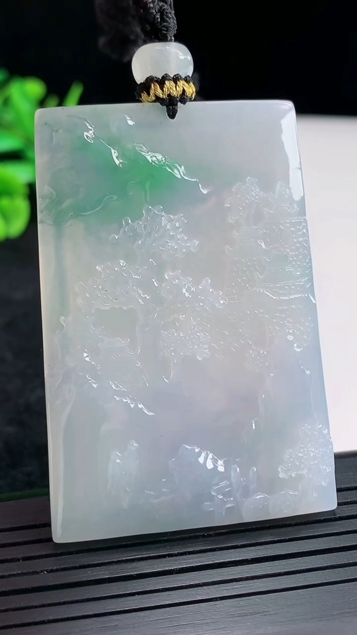 天然A货翡翠种春带彩 紫罗兰山水牌吊坠，尺寸58-39-5重量:32.43g
4月23日