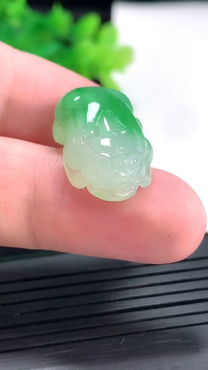 天然A货翡翠貔貅吊坠，尺寸23.5-15.5-7.2重量:5.05g
4月23日