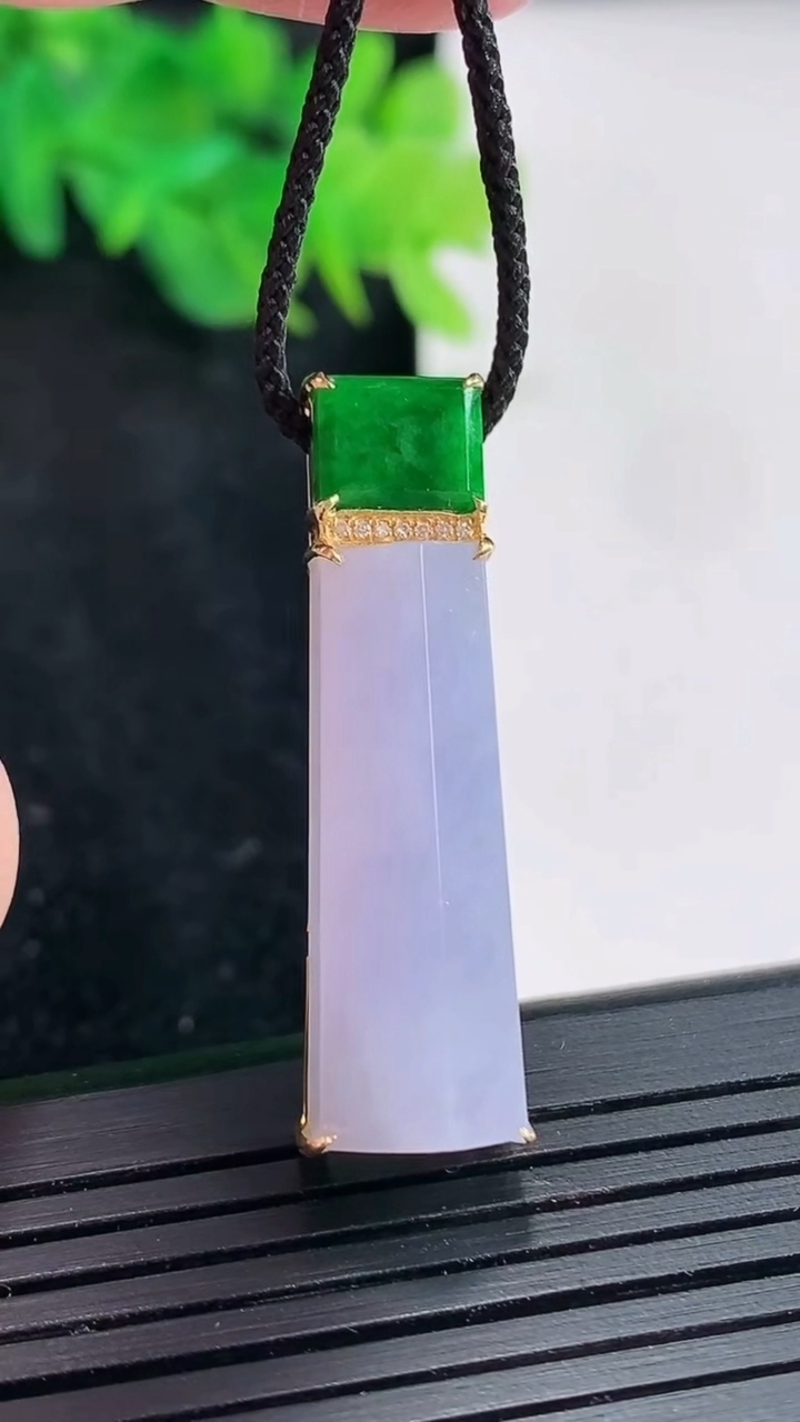 天然A货翡翠18k金紫罗兰无事牌吊坠，尺寸36-10-9.5，裸石28-10重量:5.35g
4月2