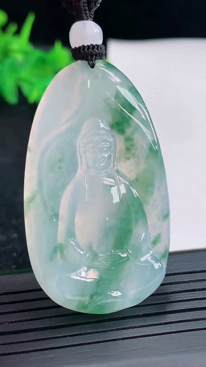 天然A货翡翠冰种飘花素衣观音吊坠，尺寸48.5-30-5.2重量:21.89g
4月23日