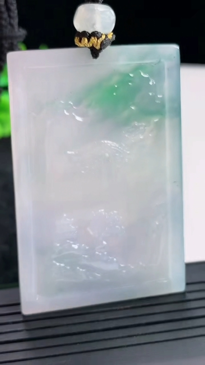 天然A货翡翠种春带彩 紫罗兰山水牌吊坠，尺寸58-39-5重量:32.43g
4月23日