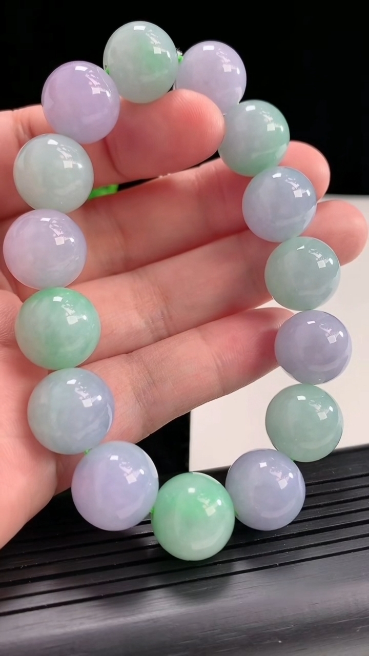 天然A货翡翠春带彩 紫罗兰圆珠手串，尺寸14-15颗重量:76.37g4月23日
工厂直销收藏佳品,种好水足，色泽均匀，有种有色，上手高大气！