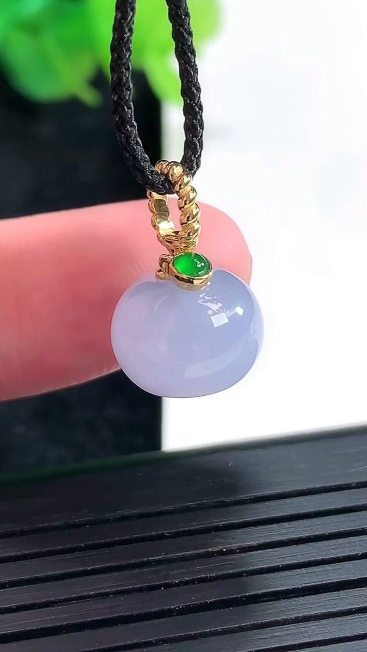 天然A货翡翠18k金紫罗兰圆珠吊坠，尺寸12-9重量:3.14g
4月23日