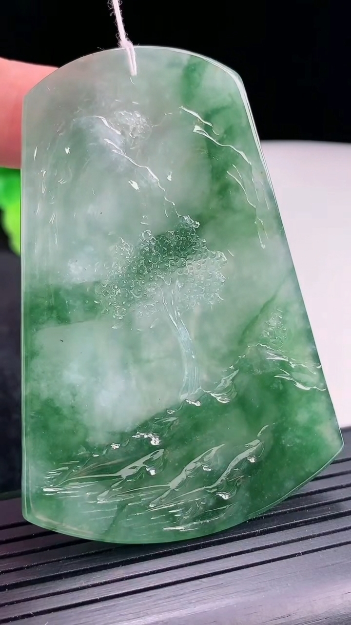 天然A货翡翠种飘花山水牌吊坠，尺寸70.8-49-4.5重量:40.04g
4月23日