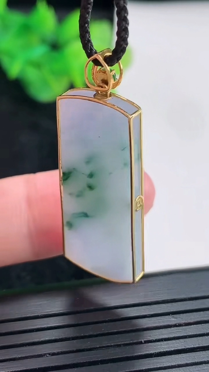 天然A货翡翠18k金紫罗兰飘花无事牌吊坠，尺寸37-14-3，裸石32-14重量:4.49g
4月23日