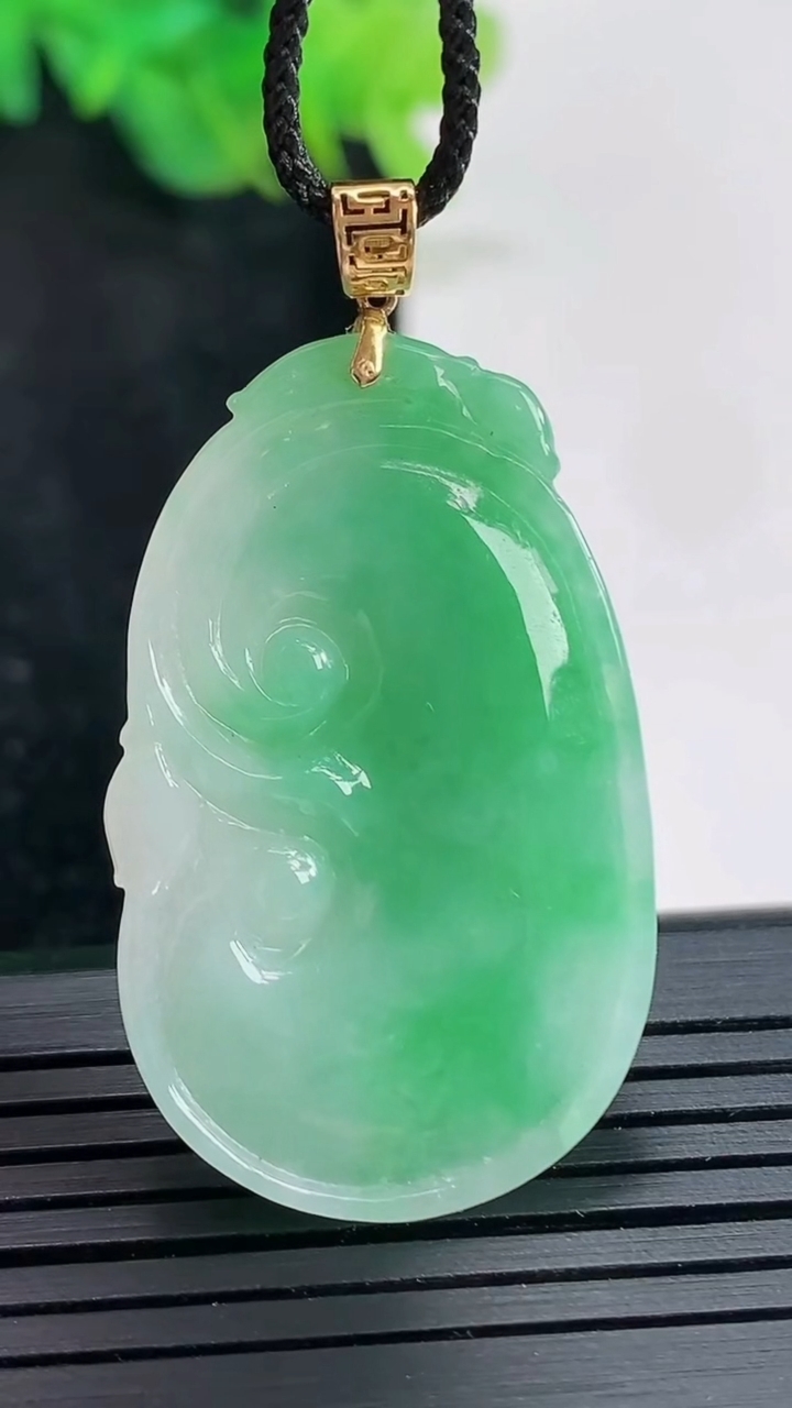 天然A货翡翠如意吊坠，尺寸35-23-5.2重量:8.75g
4月23日