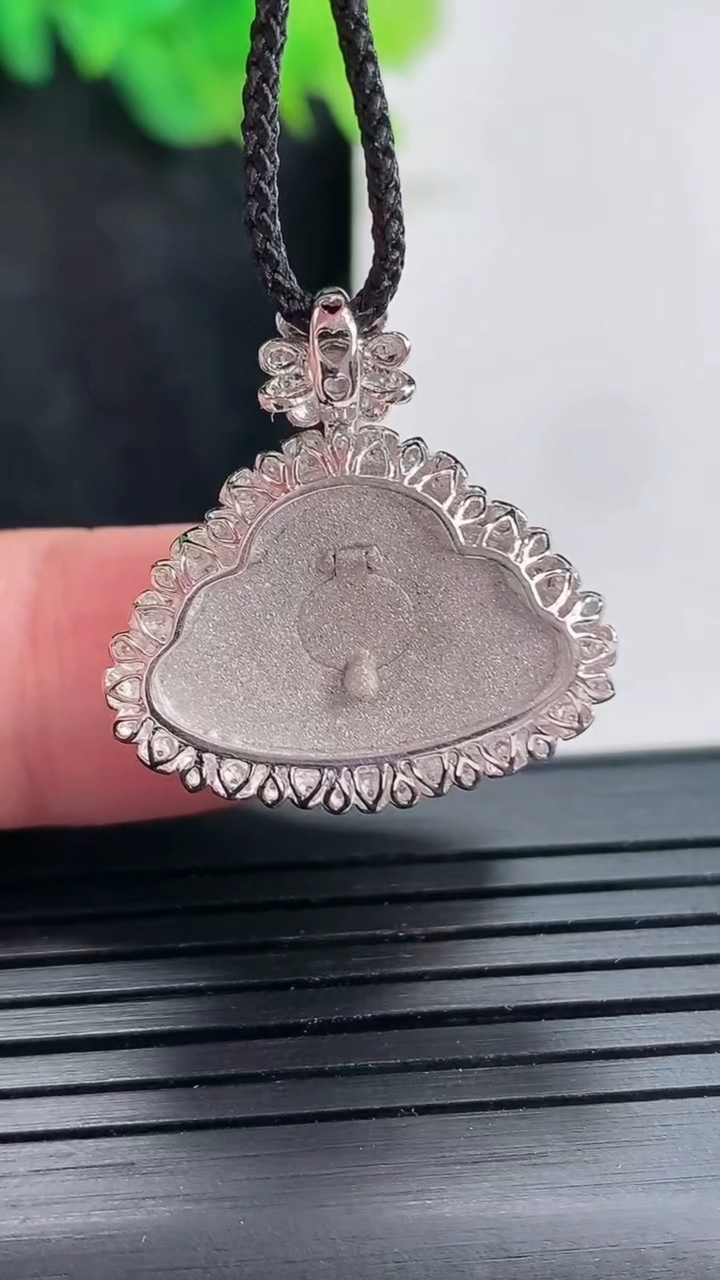 天然A货翡翠佛公吊坠，尺寸24-23.6-7.5，裸石12-19重量:3.31g
4月23日