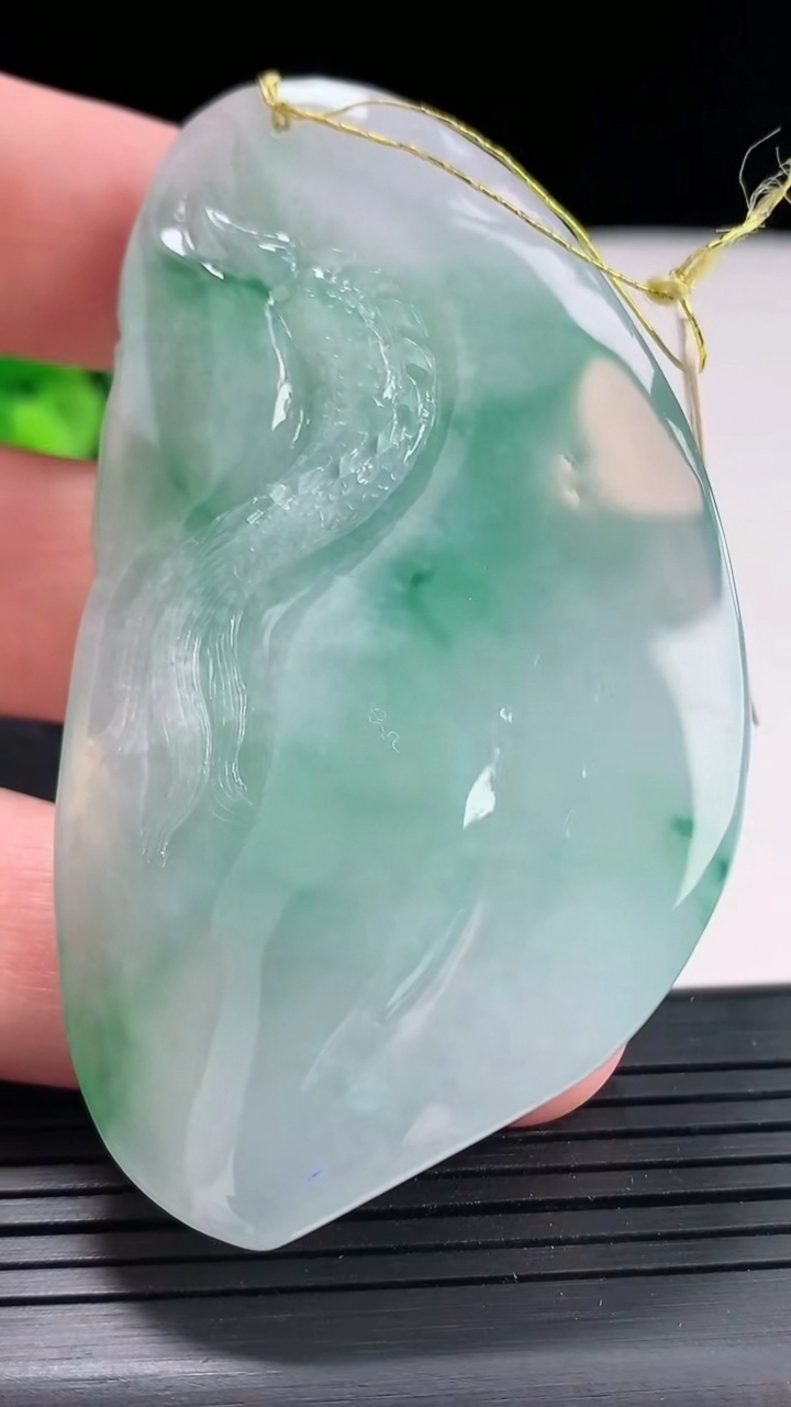 天然A货翡翠龙牌吊坠，尺寸72-41-13重量:64.52g
4月23日