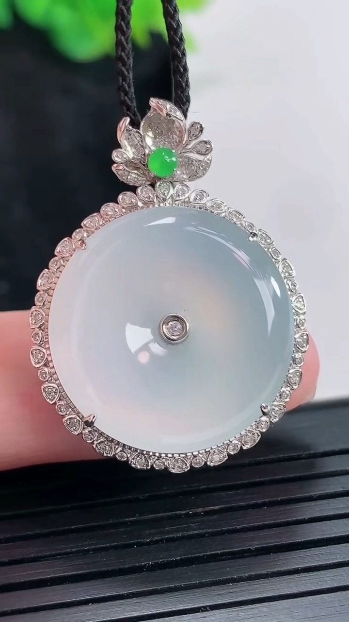 天然A货翡翠种白冰平安扣吊坠，尺寸33.4-25-6.5，裸石22重量:7.56g
4月23日