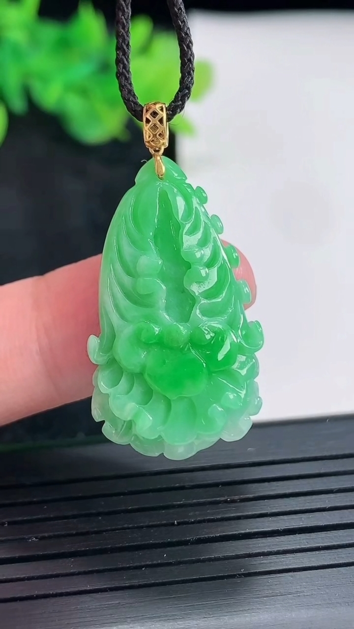 天然A货翡翠白菜吊坠，尺寸28.5-18-6.5重量:5.35g
4月23日