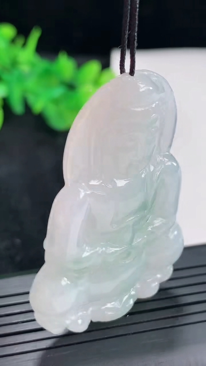 天然A货翡翠正装观音吊坠，尺寸53-36-6重量:18.86g
4月23日