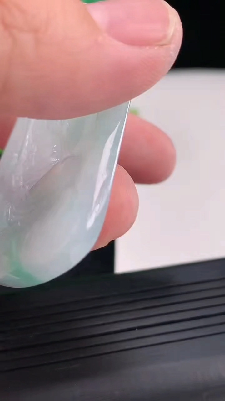 天然A货翡翠虚空藏菩萨吊坠，尺寸62-41-5.5重量:34.05g
4月23日