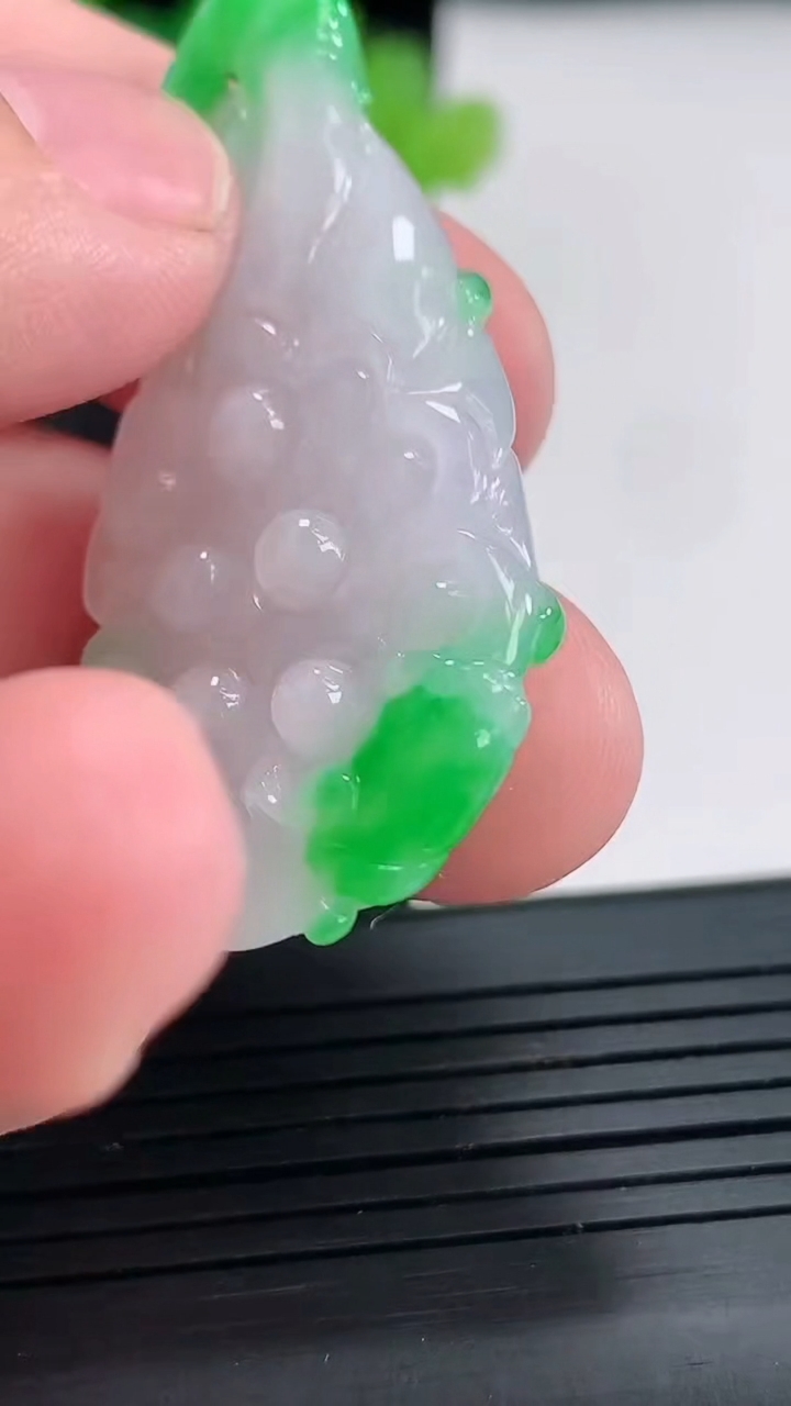 天然A货翡翠莲蓬吊坠，尺寸49-23-6重量:11.04g
4月23日