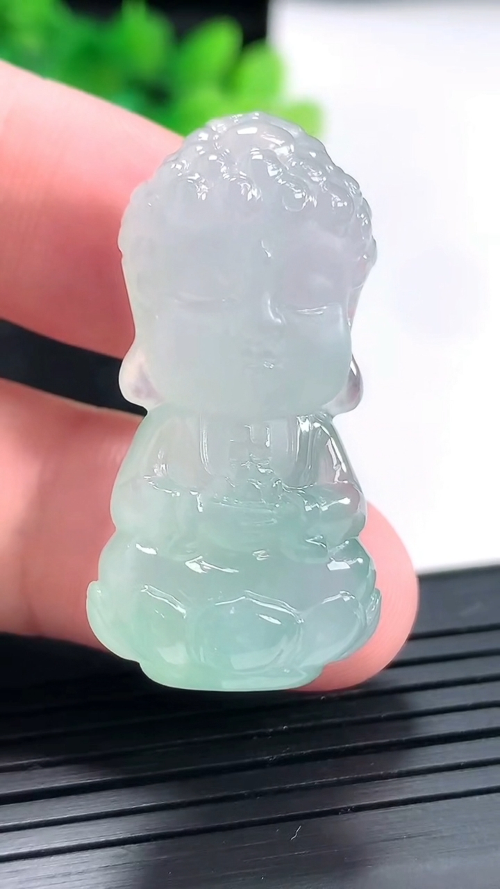 天然A货翡翠宝宝佛吊坠，尺寸37.5-19-10重量:12.82g
4月23日