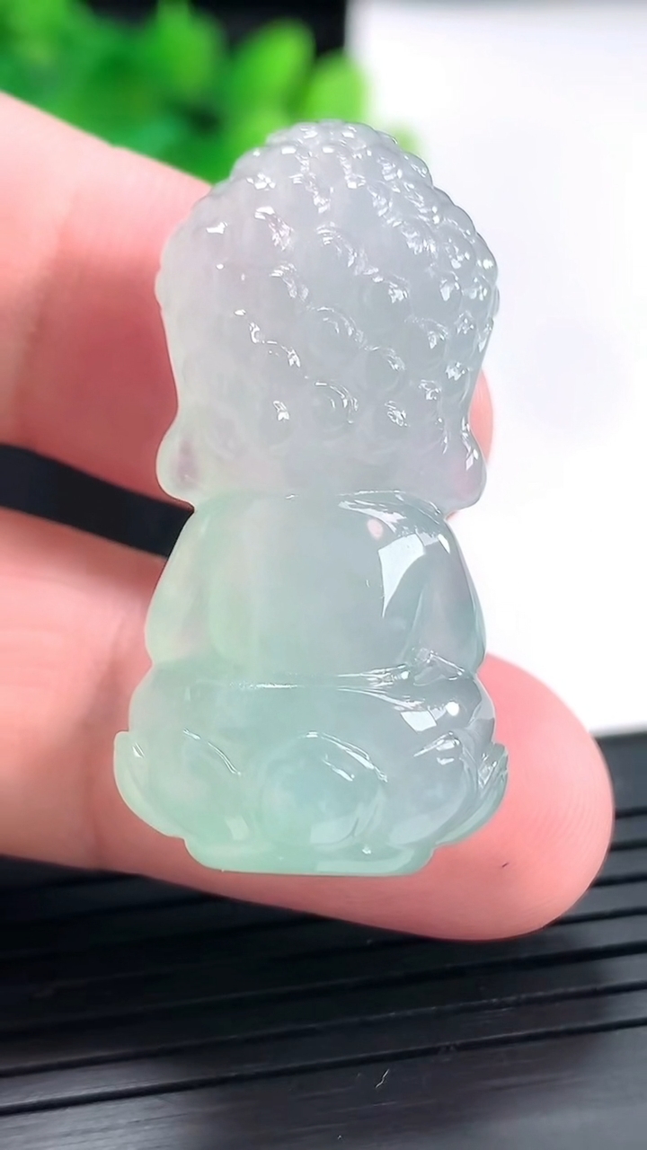 天然A货翡翠宝宝佛吊坠，尺寸37.5-19-10重量:12.82g
4月23日