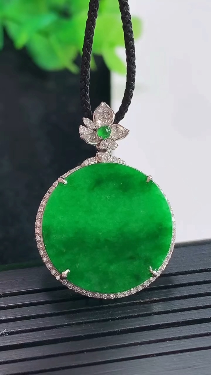 天然A货翡翠无事牌吊坠，尺寸31-22.5-5.5，裸石20重量:3.80g
4月23日