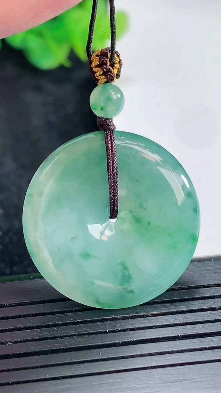 天然A货翡翠飘花平安扣吊坠，尺寸30-5.2重量:10.46g
4月23日