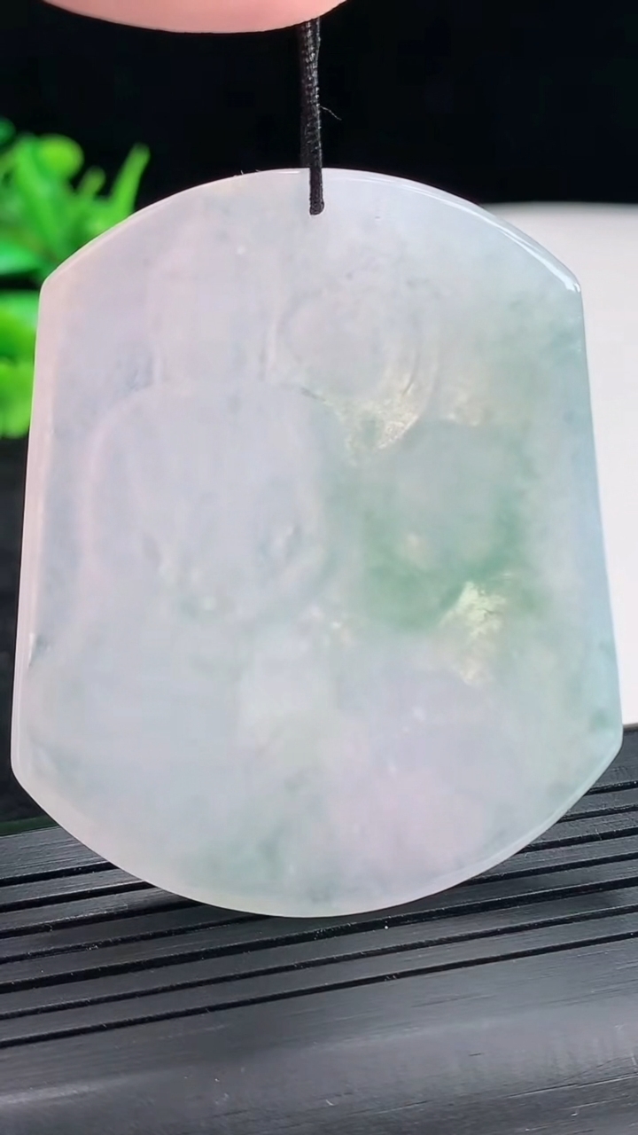 天然A货翡翠大日如来佛吊坠，尺寸56-46-5重量:30.46g
4月23日