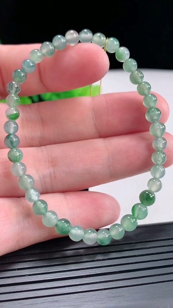 天然A货翡翠飘花圆珠手串，尺寸4.5-40颗重量:7.88g4月23日
工厂直销收藏佳品,种好水足，