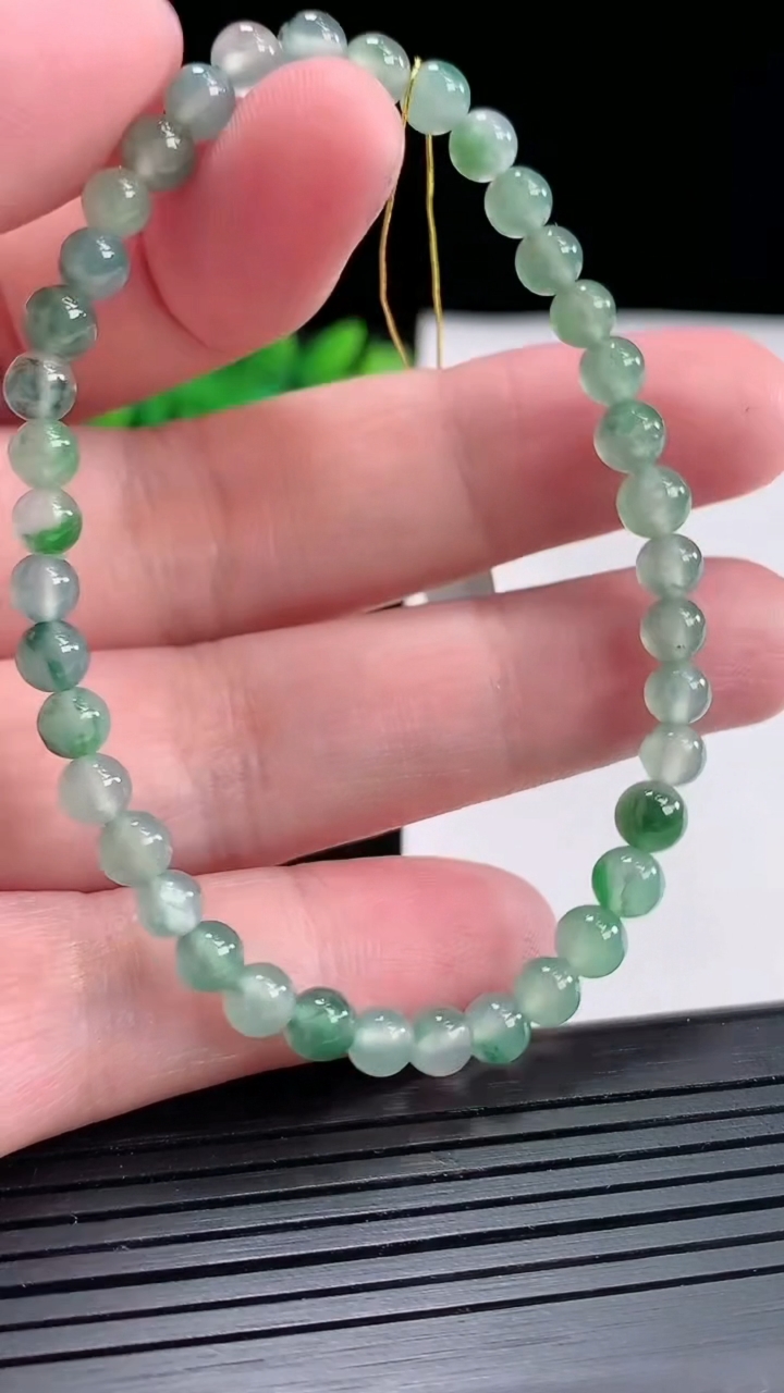 天然A货翡翠飘花圆珠手串，尺寸4.5-40颗重量:7.88g4月23日
工厂直销收藏佳品,种好水足，色泽均匀，有种有色，上手高大气！