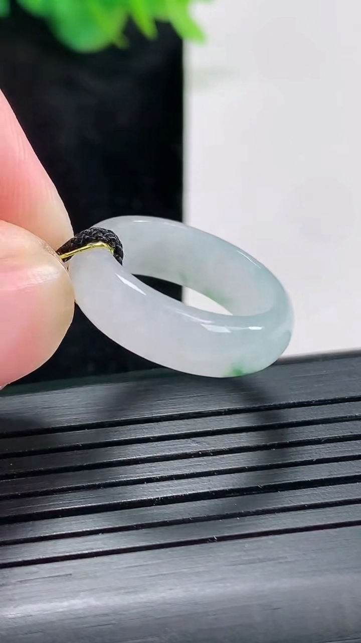 天然A货翡翠飘花玉指环戒指，尺寸16.5-6-2.8重量:2.99g2026年4月23日
工厂直销收藏佳品,种好水足，色泽均匀，有种有色，上手高大气！