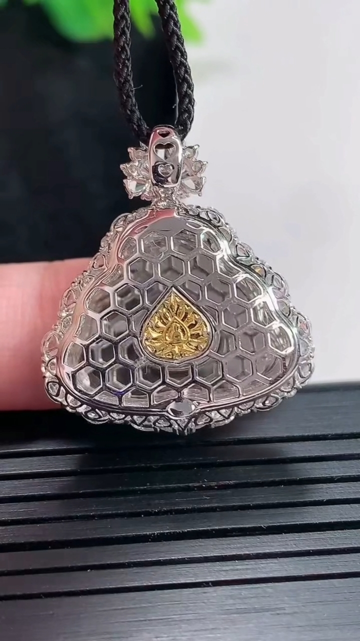 天然A货翡翠佛公吊坠，尺寸27.5-24.5-9.2，裸石15-21重量:5.41g
4月23日