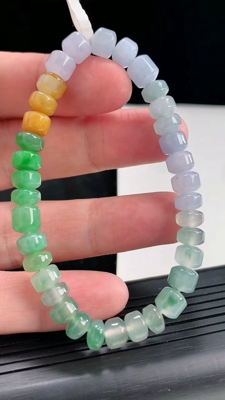天然A货翡翠三彩路路通手串，尺寸7-6-35颗重量:18.70g4月23日
工厂直销收藏佳品,种好水足，色泽均匀，有种有色，上手高大气！