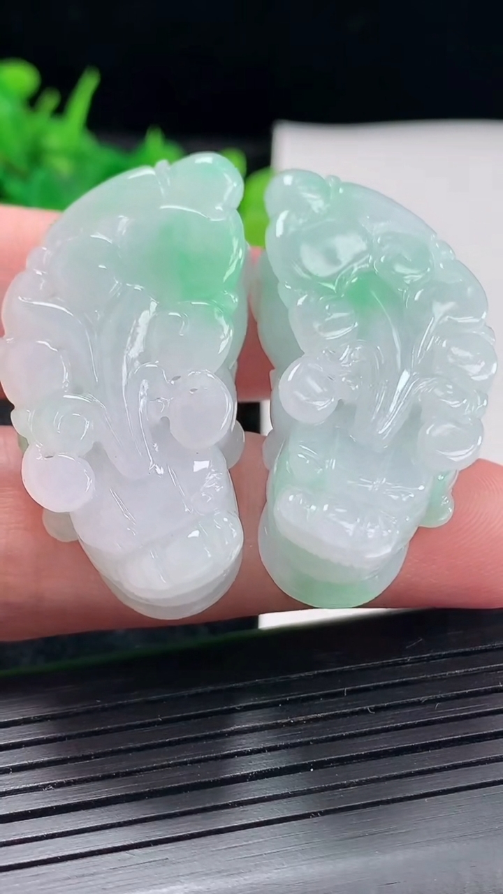 天然A货翡翠貔貅吊坠一对，尺寸41-19-12重量:42.78g
4月23日