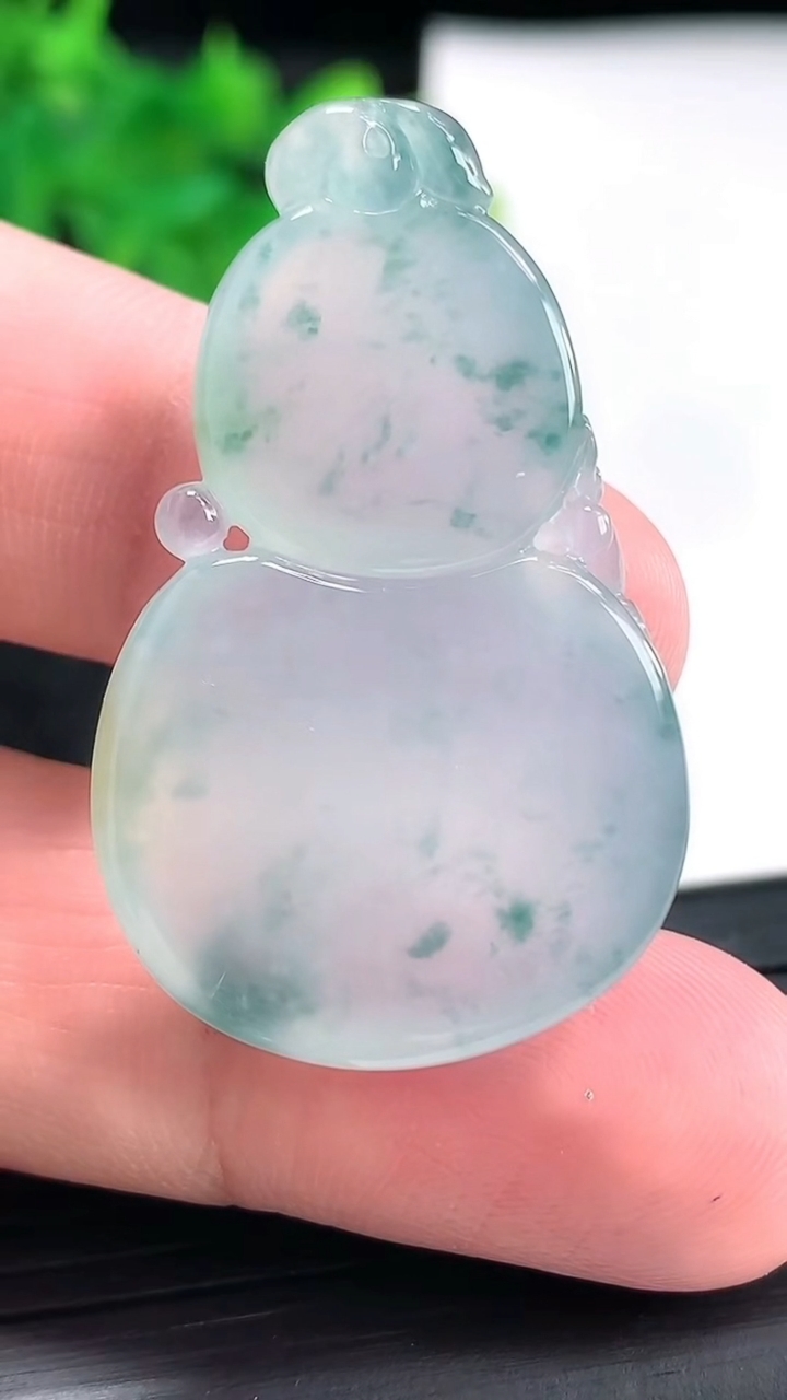 天然A货翡翠种飘花葫芦吊坠，尺寸41-25-6重量:11.86g
4月23日