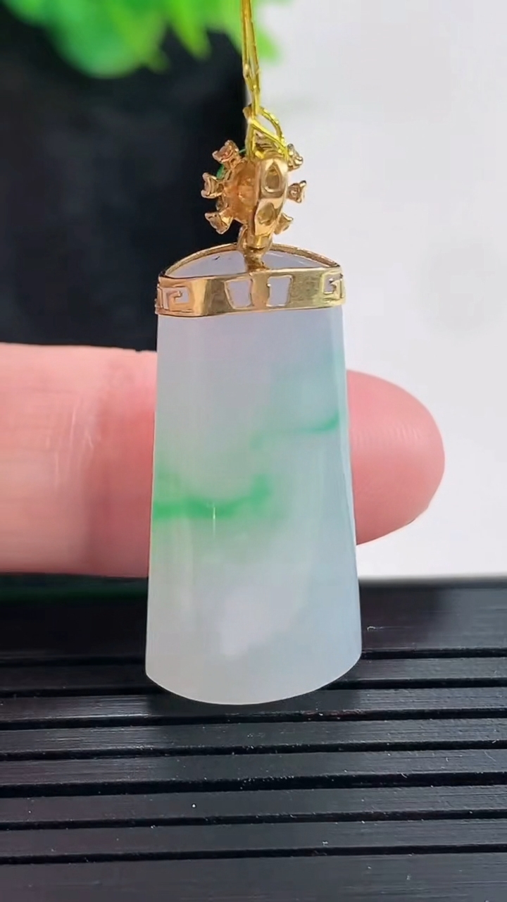 天然A货翡翠无事牌吊坠，尺寸29-14-5.8重量:5.98g
4月23日