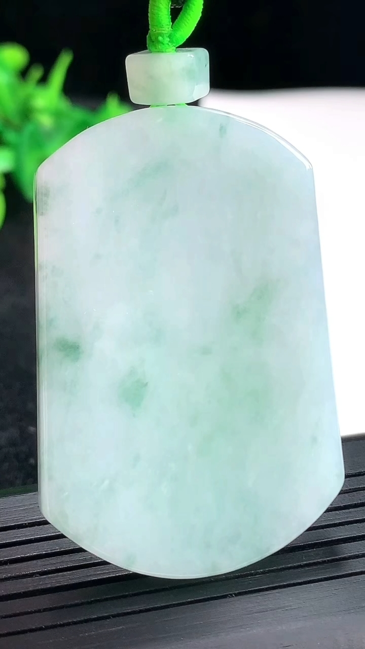 天然A货翡翠飘花无事牌吊坠，尺寸52.5-35-5.5重量:32.03g
4月23日