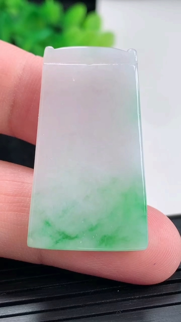 天然A货翡翠无事牌吊坠，尺寸38-21.8-3.8重量:9.41g
4月23日